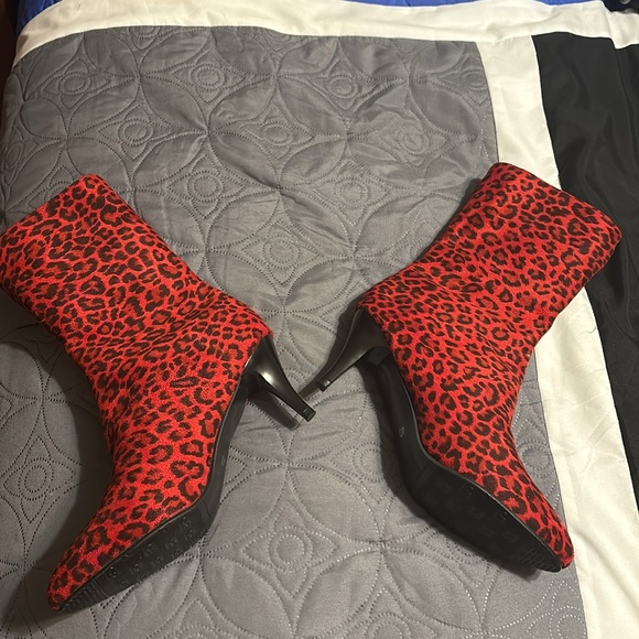 SUPER CUTE BRAND NEW 3INCH HEEL BOOTS❤️ - Picture 2 of 2